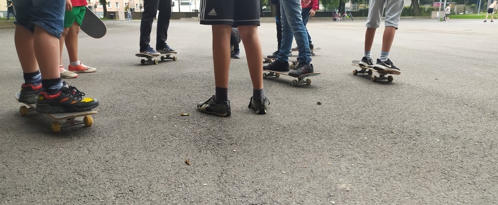 Kinder-auf-Skateboards