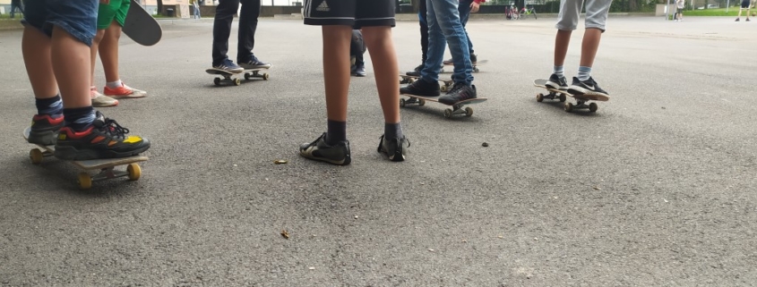 Kinder-auf-Skateboards